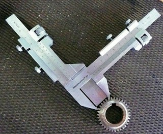 使用齿轮卡尺测量齿轮